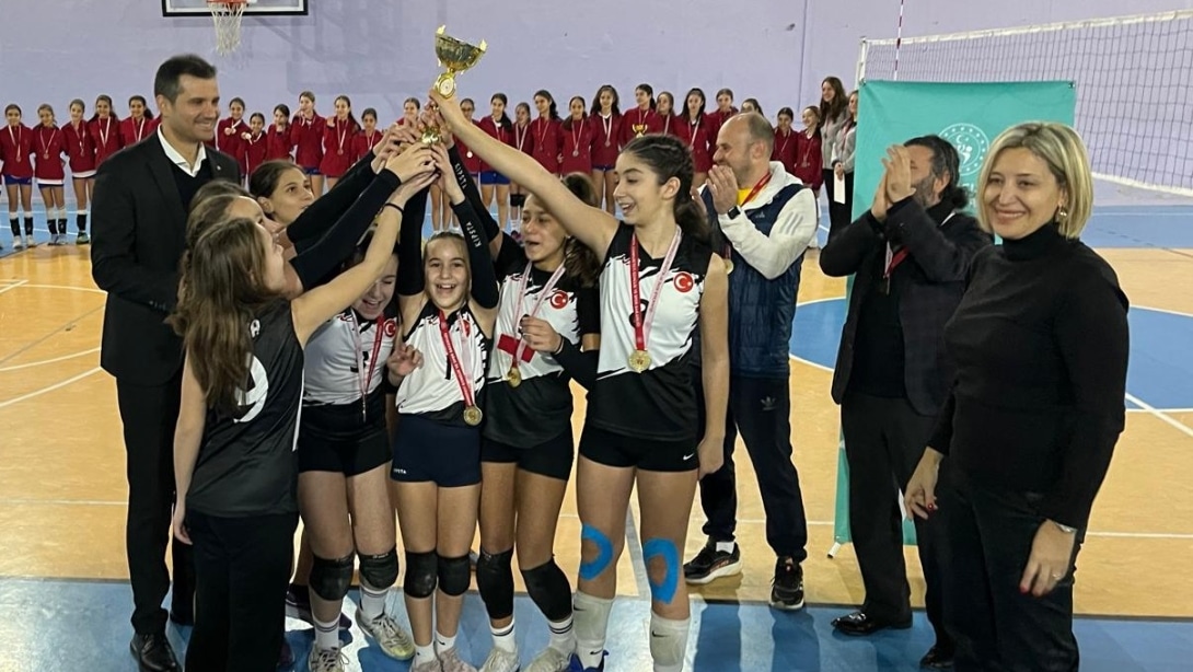 SEVİM ÇUHADAROĞLU ORTAOKULU KÜÇÜK KIZ VOLEYBOL TAKIMI İSTANBUL İL BİRİNCİSİ OLDU